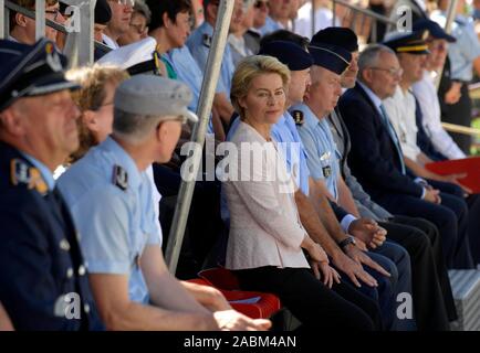 Appel pour la promotion de la fête des agents potentiels de l'université des Forces armées fédérales fédérale avec le ministre de la défense, Ursula von der Leyen (m.) dans la cour du château de Nymphenburg. [Traduction automatique] Banque D'Images