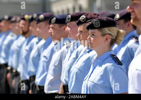 Appel pour la promotion de la fête des agents potentiels de l'université des Forces armées fédérales fédérale avec le ministre de la défense, Ursula von der Leyen dans la cour d'honneur au château de Nymphenburg. [Traduction automatique] Banque D'Images