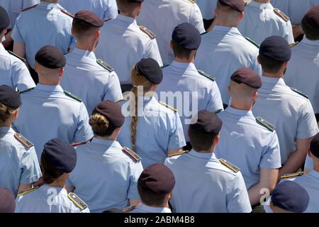 Appel pour la promotion de la fête des agents potentiels de l'université des Forces armées fédérales fédérale avec le ministre de la défense, Ursula von der Leyen dans la cour d'honneur au château de Nymphenburg. [Traduction automatique] Banque D'Images