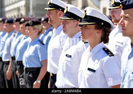 Appel pour la promotion de la fête des agents potentiels de l'université des Forces armées fédérales fédérale avec le ministre de la défense, Ursula von der Leyen dans la cour d'honneur au château de Nymphenburg. [Traduction automatique] Banque D'Images