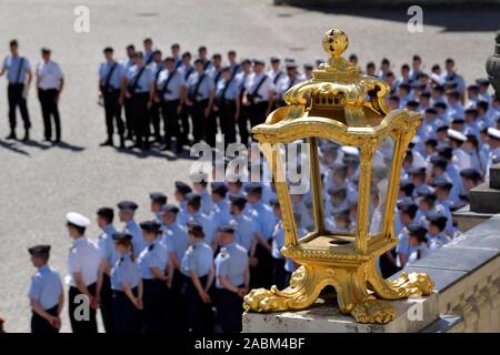 Appel pour la promotion de la fête des agents potentiels de l'université des Forces armées fédérales fédérale avec le ministre de la défense, Ursula von der Leyen dans la cour d'honneur au château de Nymphenburg. [Traduction automatique] Banque D'Images