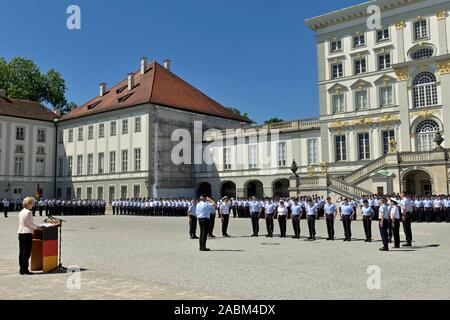 Appel pour la promotion de la fête des agents potentiels de l'université des Forces armées fédérales fédérale avec le ministre de la défense, Ursula von der Leyen (l.) dans la cour du château de Nymphenburg. [Traduction automatique] Banque D'Images