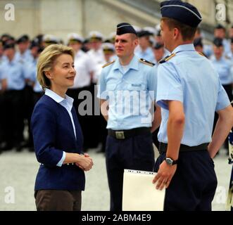 Le ministre fédéral de la défense, Ursula von der Leyen, promu agent de 521 candidats, 74 sont des femmes, au lieutenant en mer devant le Palais Nymphenburg et donc au premier grade d'officier. [Traduction automatique] Banque D'Images