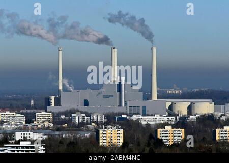 Fumeurs cheminées de la production combinée de chaleur et d'électricité du nord de Munich à Unterföhring. [Traduction automatique] Banque D'Images