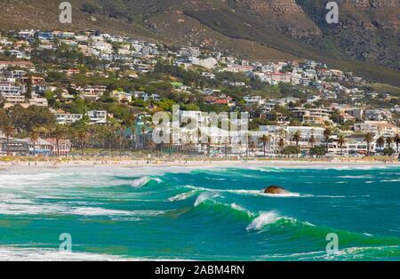 Cape Town, Afrique du Sud - 15 octobre 2019 : Camps Bay Beach et Montagne de la table à Cape Town Afrique du Sud Banque D'Images