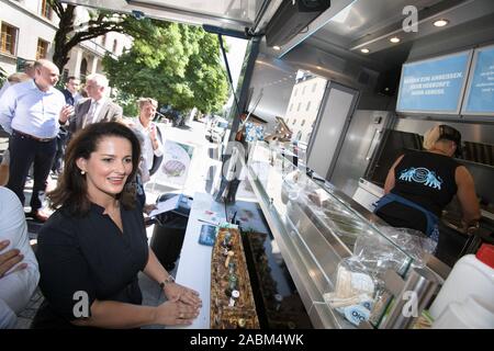 Michaela Kaniber (CSU), Ministre de la nutrition, est l'envoi d'un camion de la nourriture Bavaroise sur son chemin d'Galeriestraße à l'angle de la Ludwigstraße à Munich pour inspirer les jeunes en Bavière pour acheter des aliments régionaux. Dans l'image elle commande un cheeseburger bavarois réel. [Traduction automatique] Banque D'Images