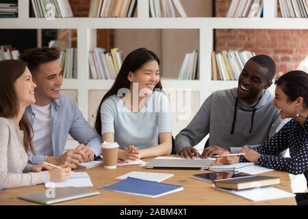 Happy mixed race college friends having fun au cours de l'étude. Banque D'Images