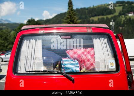 Un bus VW rouge de Bavière se dresse sur un terrain de stationnement à l'Kremsberg autrichien. [Traduction automatique] Banque D'Images