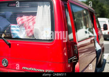 Un bus VW rouge de Bavière se dresse sur un terrain de stationnement à l'Kremsberg autrichien. [Traduction automatique] Banque D'Images