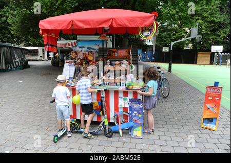 Stand de jouets au 'Klenzemarkt', un fermier et son marché hebdomadaire, qui a lieu chaque samedi dans la cour de l'école primaire à Klenzestraße 48. [Traduction automatique] Banque D'Images