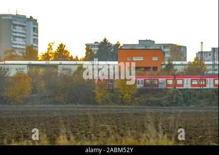 Un S-Bahn dans la banlieue nord-est de Munich. Dans la région peu peuplée entre Savitsstraße Johanneskirchner, Glücksburger Straße, et Aaröstraße, qui est encore utilisée en partie pour l'agriculture, les nouvelles grandes zones résidentielles sont à mettre au point sous la rubrique "Développement urbain mesurer au nord-est' (SEM) du nord-est. [Traduction automatique] Banque D'Images