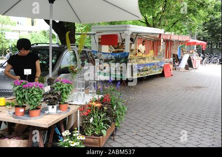 Se dresse à l'Klenzemarkt «', un agriculteur et du marché hebdomadaire qui a lieu chaque samedi dans la cour de l'école primaire à Klenzestraße 48. [Traduction automatique] Banque D'Images