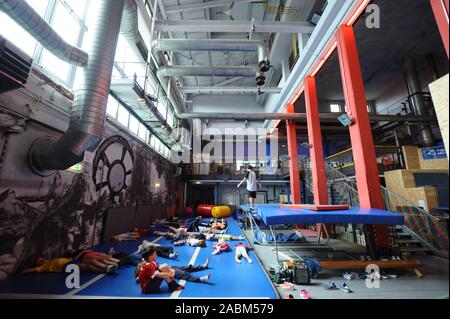 Les enfants de la gymnastique 'Kulti-Kids Werksviertel Erlebniskraftwerk' dans la, qui est actuellement convertie par l'association des arts de Munich "libre circulation" (FOM) dans le centre sportif de tendance "Libre circulation des Arts Erlebniskraftwerk'. [Traduction automatique] Banque D'Images