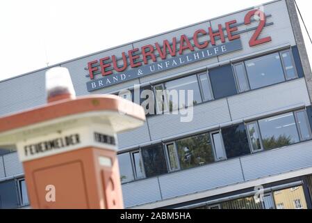 Téléphone d'urgence en face de la caserne 2 à Aidenbachstraße 7. [Traduction automatique] Banque D'Images