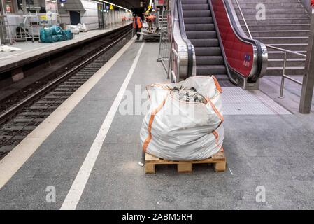 Travaux de modernisation sur le S-Bahn à la station de métro de la gare centrale de Munich pendant la nuit Fermeture de la ligne principale à la fin de semaine. Le travail est poussiéreux et produit beaucoup de déchets. [Traduction automatique] Banque D'Images