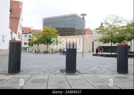 Bornes lumineuses rouges protéger le centre communautaire juif et la Synagogue Ohel-Jakub à St.-Jakobs-Platz dans le centre-ville de Munich à partir de l'accès non autorisé. [Traduction automatique] Banque D'Images