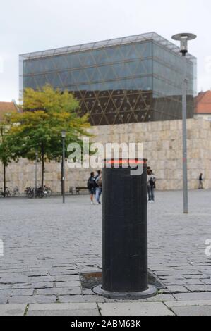 Bornes lumineuses rouges protéger le centre communautaire juif et la Synagogue Ohel-Jakub à St.-Jakobs-Platz dans le centre-ville de Munich à partir de l'accès non autorisé. [Traduction automatique] Banque D'Images