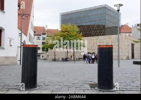 Bornes lumineuses rouges protéger le centre communautaire juif et la Synagogue Ohel-Jakub à St.-Jakobs-Platz dans le centre-ville de Munich à partir de l'accès non autorisé. [Traduction automatique] Banque D'Images