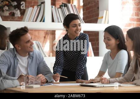 Cheerful chef d'équipe d'indiennes impliqués dans l'étude des processus. Banque D'Images