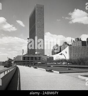 Années 1950, photo historique montrant le nouveau siège des Nations Unies, Manhattan, New York, États-Unis. Achevé en 1952, l'édifice de la tour et le complexe moderne surplombent l'East River dans une zone connue sous le nom de 'Turtle Bay'. Banque D'Images