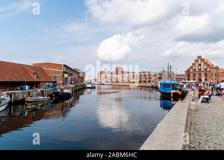 Wismar, Allemagne - le 2 août 2019 : l'ancien port de la Hanse. Wismar est un port et ville hanséatique du nord de l'Allemagne sur la mer Baltique Banque D'Images