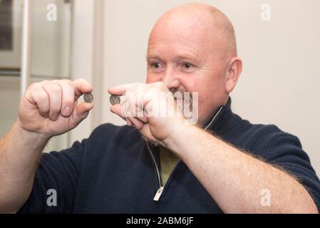 Londres, Royaume-Uni. 28 novembre 2019. Builder Don Crawley, un metal detectorist pendant plus de 30 ans, présente un Melton Mowbray et une menthe (chaque évalué à4,000-5,000) à partir d'un trouver de 99 pennies d'argent anglo-saxon, les objectifs du Millénaire pour thésauriser, qu'il a trouvé dans le Suffolk en 2017. Les pièces de monnaie sont censées être du règne d'Ethelred II qui régna en Angleterre, et AD 979-1016 seront proposés à la vente par des spécialistes Dix, Noonan et Webb, les 4 et 5 décembre avec une estimation provisoire d'30,000-50,000 GBP. Crédit : Stephen Chung / Alamy Live News Banque D'Images