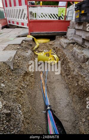 Avec le branchement de l'immeuble à Kainzenbadstraße 1 GWG à Berg am Laim, 500 000 ménages et les entreprises seront officiellement relié au réseau de fibre optique de l'entreprise de services publics de Munich Stadtwerke München. Sem et sa filiale Communication M-net sont en train de développer la ville avec un haut débit en fibre optique réseau conçu pour le volume sans cesse croissant du trafic de données. [Traduction automatique] Banque D'Images