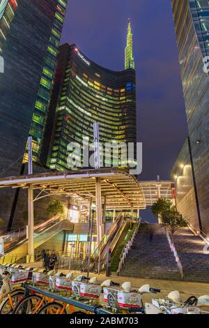 Série de soir de vues sur la Piazza Gae Aulenti à Milan et les gratte-ciel Banque D'Images