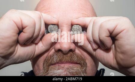 Londres, Royaume-Uni. 28 novembre 2019. Builder Don Crawley, un metal detectorist pendant plus de 30 ans, présente un Melton Mowbray et une menthe (chaque évalué à4,000-5,000) à partir d'un trouver de 99 pennies d'argent anglo-saxon, les objectifs du Millénaire pour thésauriser, qu'il a trouvé dans le Suffolk en 2017. Les pièces de monnaie sont censées être du règne d'Ethelred II qui régna en Angleterre, et AD 979-1016 seront proposés à la vente par des spécialistes Dix, Noonan et Webb, les 4 et 5 décembre avec une estimation provisoire d'30,000-50,000 GBP. Crédit : Stephen Chung / Alamy Live News Banque D'Images