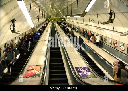 Londres, Royaume-Uni. 06 Sep, 2019. Les passagers des escaliers mécaniques de la station de métro Holborn Londres. Credit : Waltraud Grubitzsch/dpa-Zentralbild/ZB/dpa/Alamy Live News Banque D'Images