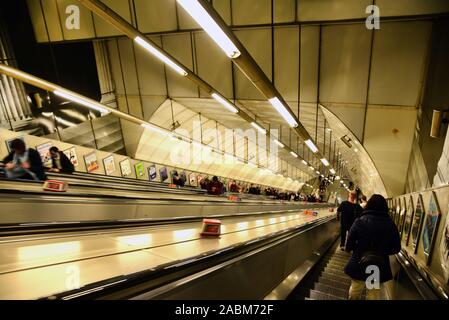 Londres, Royaume-Uni. 06 Sep, 2019. Les passagers des escaliers mécaniques de la station de métro Holborn Londres. Credit : Waltraud Grubitzsch/dpa-Zentralbild/ZB/dpa/Alamy Live News Banque D'Images