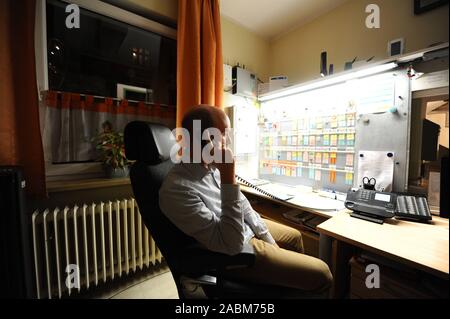 Une visite nocturne à l'auberge de sans-abri de la Catholic Men's Welfare Association en Kyreinstrasse à Munich : le gardien de nuit de service. [Traduction automatique] Banque D'Images