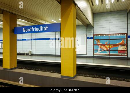 Vieille affiche publicitaire de la Deutsche Bahn AG, qui apparu derrière un espace publicitaire sur le démantèlement de la station de métro Nordfriedhof de Munich. [Traduction automatique] Banque D'Images