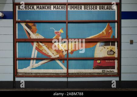 Vieille affiche publicitaire de la Deutsche Bahn AG, qui apparu derrière un espace publicitaire sur le démantèlement de la station de métro Nordfriedhof de Munich. [Traduction automatique] Banque D'Images