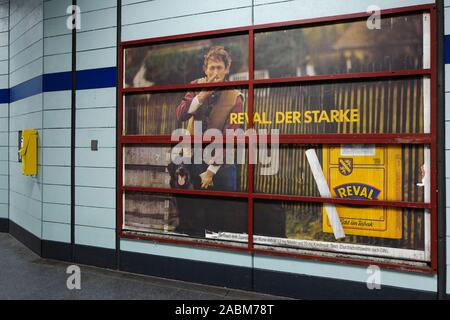 Vieille affiche publicitaire de la marque de cigarettes, Reval paru derrière un espace publicitaire sur le démantèlement de la station de métro Nordfriedhof de Munich. [Traduction automatique] Banque D'Images