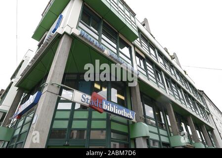Le bâtiment de la SHV et la bibliothèque municipale de l'Albert-Roßhaupter-Str. à Harras a grand besoin de rénovation, mais les concepts ont longtemps été dépassé en raison de la longue attente de rénovation. Si le bâtiment sera rénové ou démoli n'a pas encore été décidé. [Traduction automatique] Banque D'Images