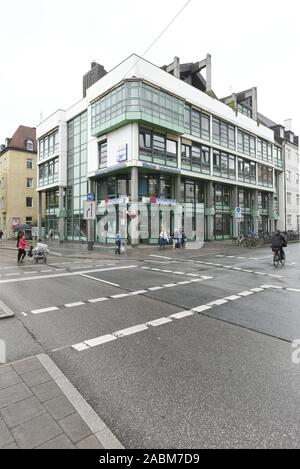 Le bâtiment de la SHV et la bibliothèque municipale de l'Albert-Roßhaupter-Str. à Harras a grand besoin de rénovation, mais les concepts ont longtemps été dépassé en raison de la longue attente de rénovation. Si le bâtiment sera rénové ou démoli n'a pas encore été décidé. [Traduction automatique] Banque D'Images