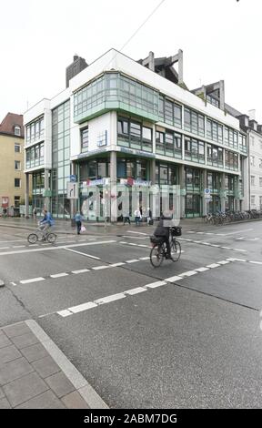 Le bâtiment de la SHV et la bibliothèque municipale de l'Albert-Roßhaupter-Str. à Harras a grand besoin de rénovation, mais les concepts ont longtemps été dépassé en raison de la longue attente de rénovation. Si le bâtiment sera rénové ou démoli n'a pas encore été décidé. [Traduction automatique] Banque D'Images