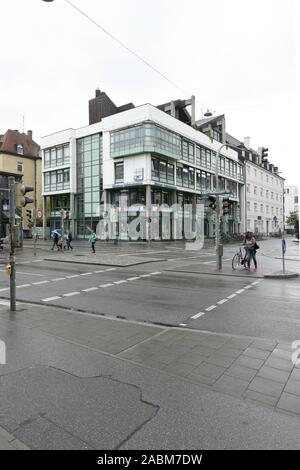 Le bâtiment de la SHV et la bibliothèque municipale de l'Albert-Roßhaupter-Str. à Harras a grand besoin de rénovation, mais les concepts ont longtemps été dépassé en raison de la longue attente de rénovation. Si le bâtiment sera rénové ou démoli n'a pas encore été décidé. [Traduction automatique] Banque D'Images