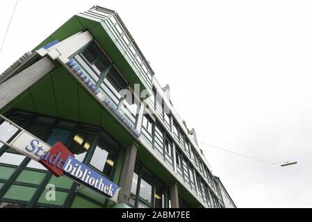 Le bâtiment de la SHV et la bibliothèque municipale de l'Albert-Roßhaupter-Str. à Harras a grand besoin de rénovation, mais les concepts ont longtemps été dépassé en raison de la longue attente de rénovation. Si le bâtiment sera rénové ou démoli n'a pas encore été décidé. [Traduction automatique] Banque D'Images