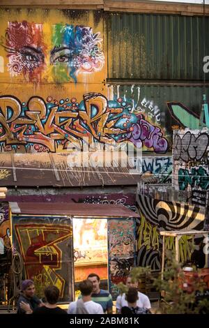 Voitures de chemin de fer pulvérisé avec graffiti dans la station keeper Thiel. Avant cela, les visiteurs du festival d'été. [Traduction automatique] Banque D'Images