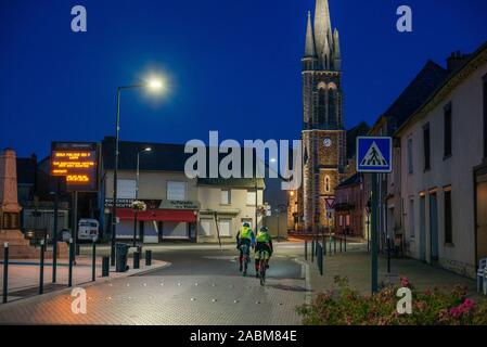 Randonnée à vélo les participants à la course cycliste Paris-Brest-Paris (Brevet) en août 2019. La course a lieu tous les quatre ans et couvre une distance totale d'environ 1220 kilomètres. [Traduction automatique] Banque D'Images