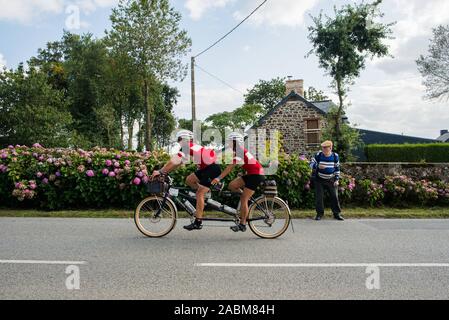 Randonnée à vélo les participants à la course cycliste Paris-Brest-Paris (Brevet) en août 2019. La course a lieu tous les quatre ans et couvre une distance totale d'environ 1220 kilomètres. [Traduction automatique] Banque D'Images