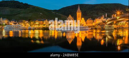 Bernkastel-Kues est un célèbre centre viticole sur la Moyenne Moselle dans le Bernkastel-Wittlich, en Rhénanie-Palatinat, Allemagne. Banque D'Images