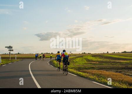 Randonnée à vélo les participants à la course cycliste Paris-Brest-Paris (Brevet) en août 2019. La course a lieu tous les quatre ans et couvre une distance totale d'environ 1220 kilomètres. [Traduction automatique] Banque D'Images