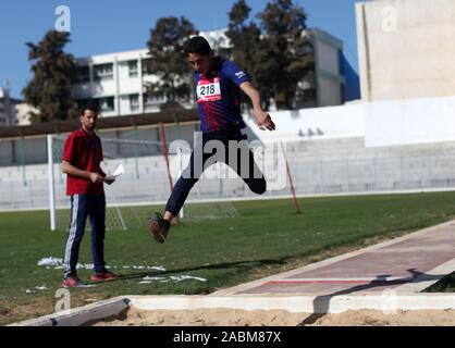 La ville de Gaza, bande de Gaza, territoire palestinien. 28 Nov, 2019. Des étudiants palestiniens de participer à l'athlétisme organisée par la Fédération palestinienne des Direction de l'éducation dans la ville de Gaza le 28 novembre 2019 Crédit : Mahmoud Ajjour/APA/Images/fil ZUMA Alamy Live News Banque D'Images