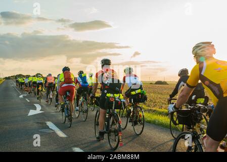 Randonnée à vélo les participants à la course cycliste Paris-Brest-Paris (Brevet) en août 2019. La course a lieu tous les quatre ans et couvre une distance totale d'environ 1220 kilomètres. [Traduction automatique] Banque D'Images