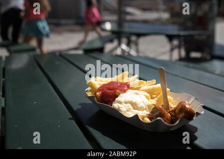 Les aliments offerts dans les grandes installations de loisirs : Ici currywurst avec jetons de la bratwurst stand à l'Olympiahalle dans l'Olympiapark. [Traduction automatique] Banque D'Images