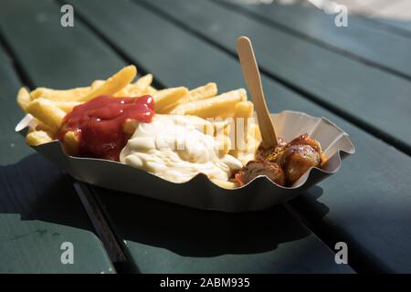 Les aliments offerts dans les grandes installations de loisirs : Ici currywurst avec jetons de la bratwurst stand à l'Olympiahalle dans l'Olympiapark. [Traduction automatique] Banque D'Images