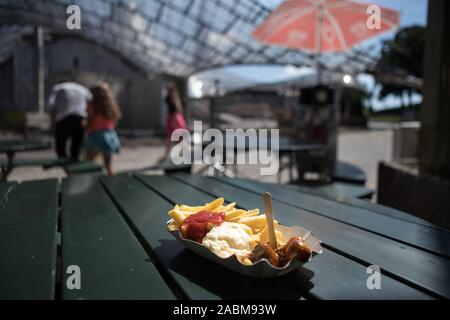 Les aliments offerts dans les grandes installations de loisirs : Ici currywurst avec jetons de la bratwurst stand à l'Olympiahalle dans l'Olympiapark. [Traduction automatique] Banque D'Images